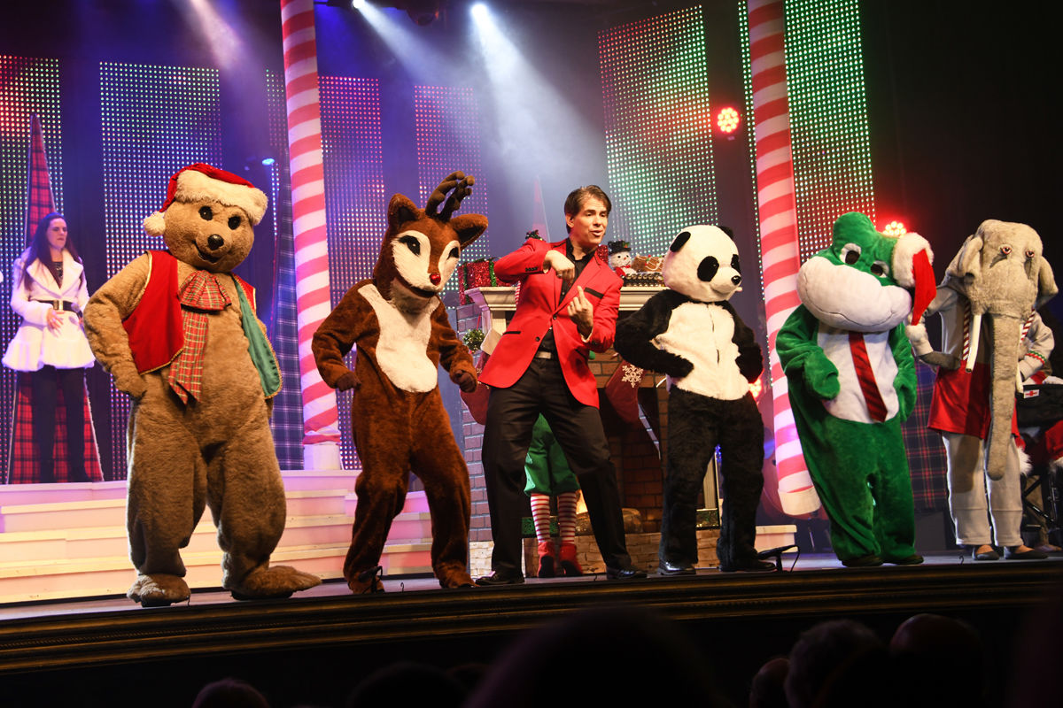 032 Jonathan Dutton performs with his animal friends.jpg
